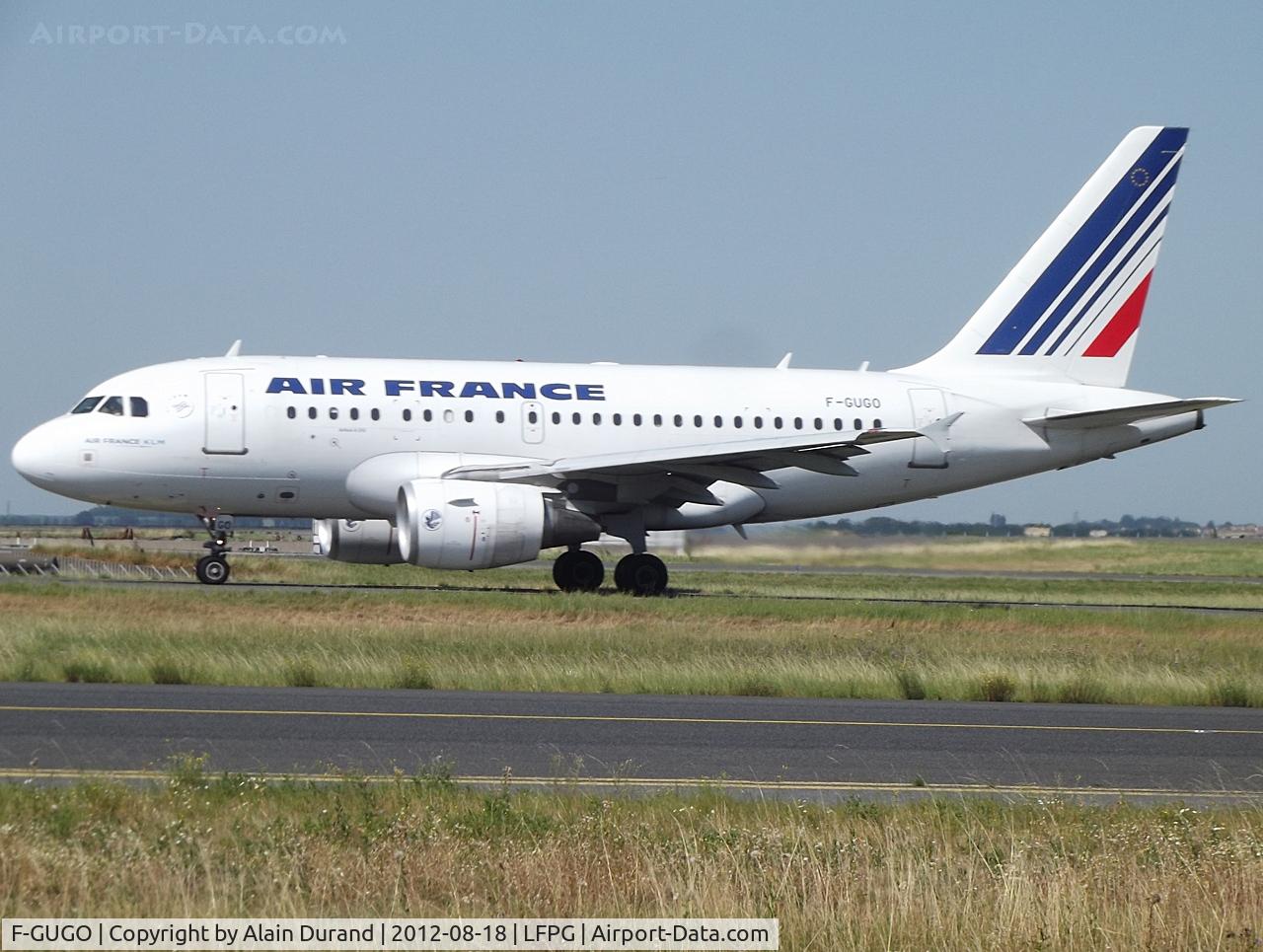 F-GUGO, 2006 Airbus A318-111 C/N 2951, Not yet sporting the latest livery variation.