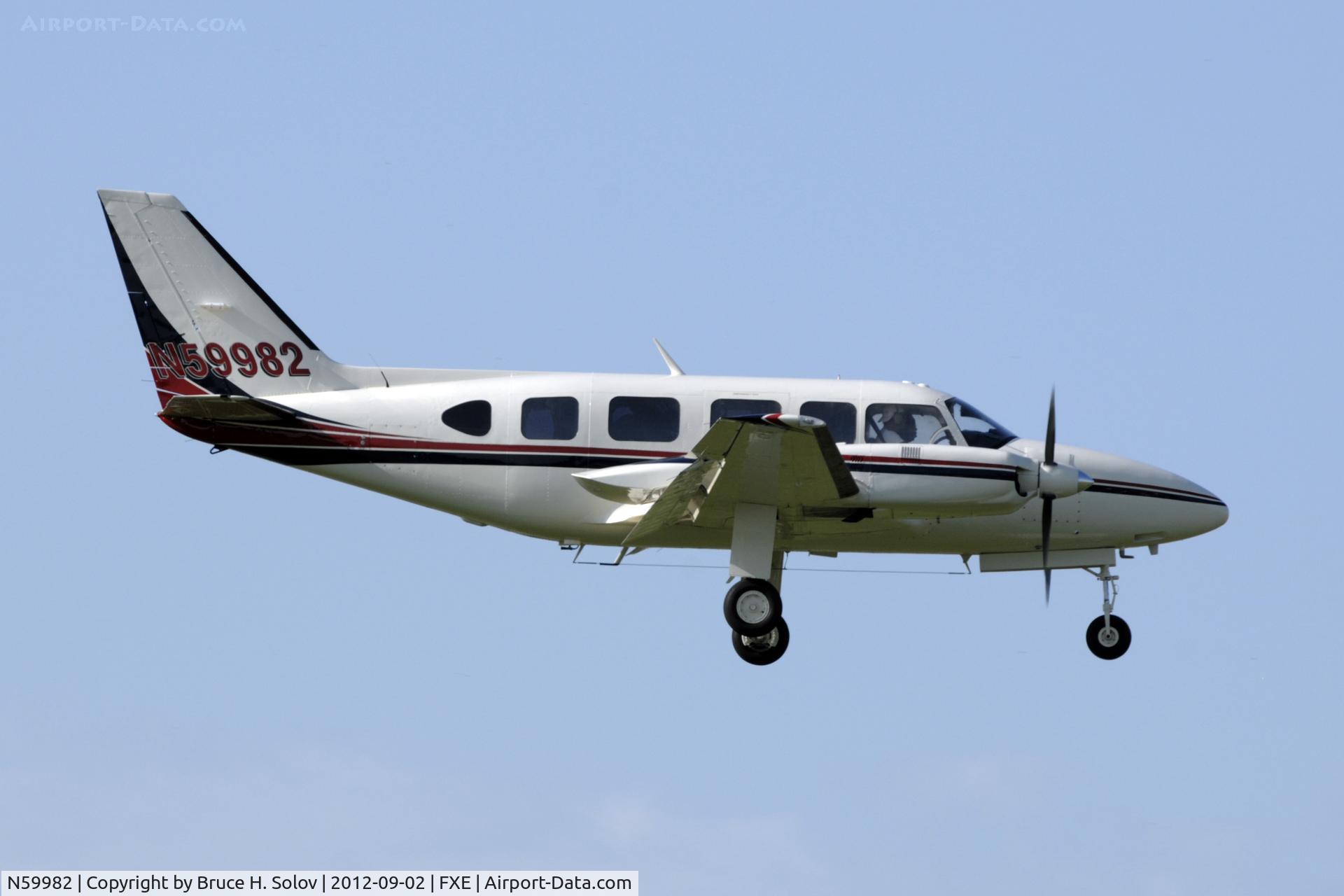 N59982, 1975 Piper PA-31-350 Chieftain C/N 31-7552071, Landing on Runway 8 @ FXE