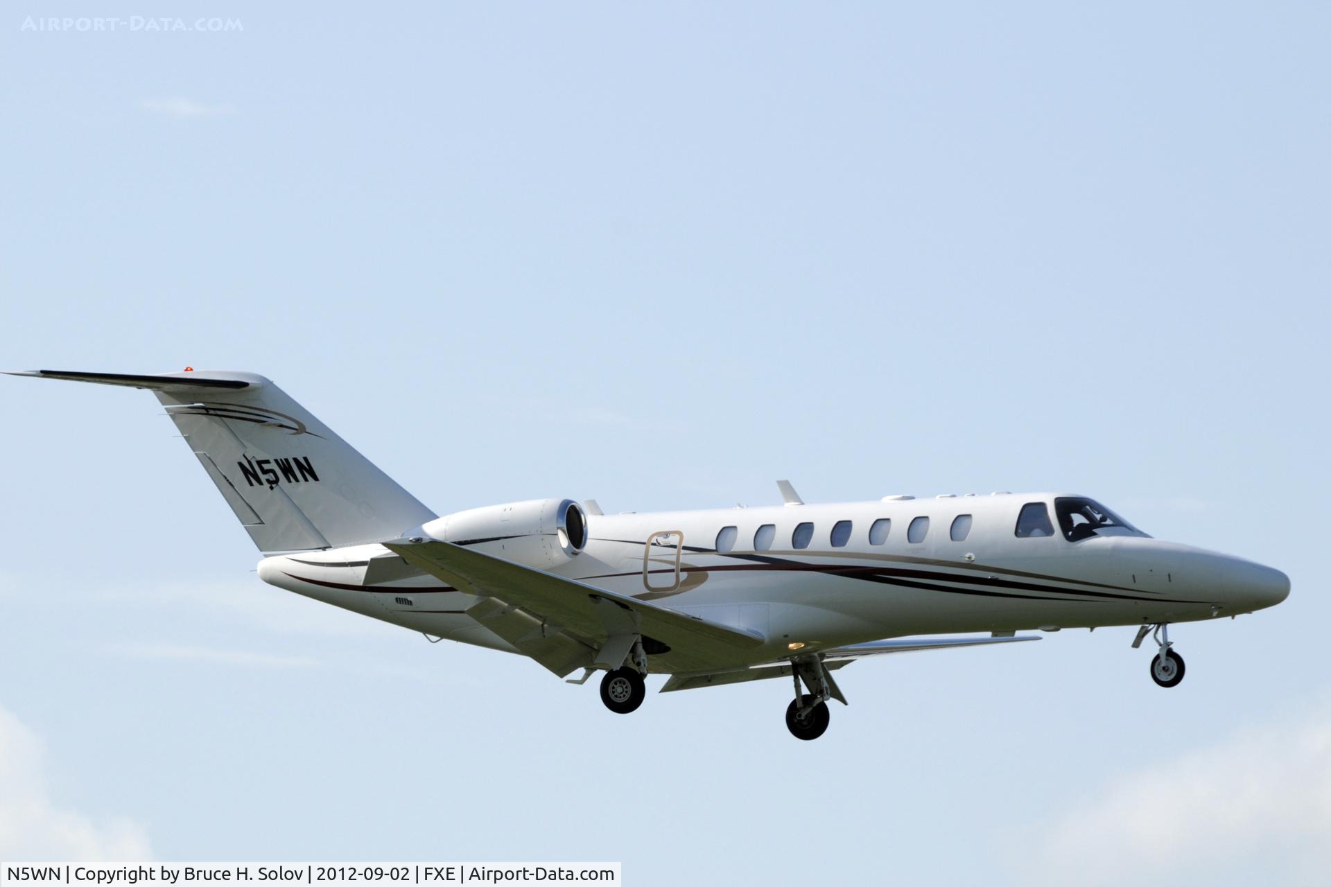 N5WN, 2007 Cessna 525B CitationJet CJ3 C/N 525B0204, On approach to runway 8 @ FXE