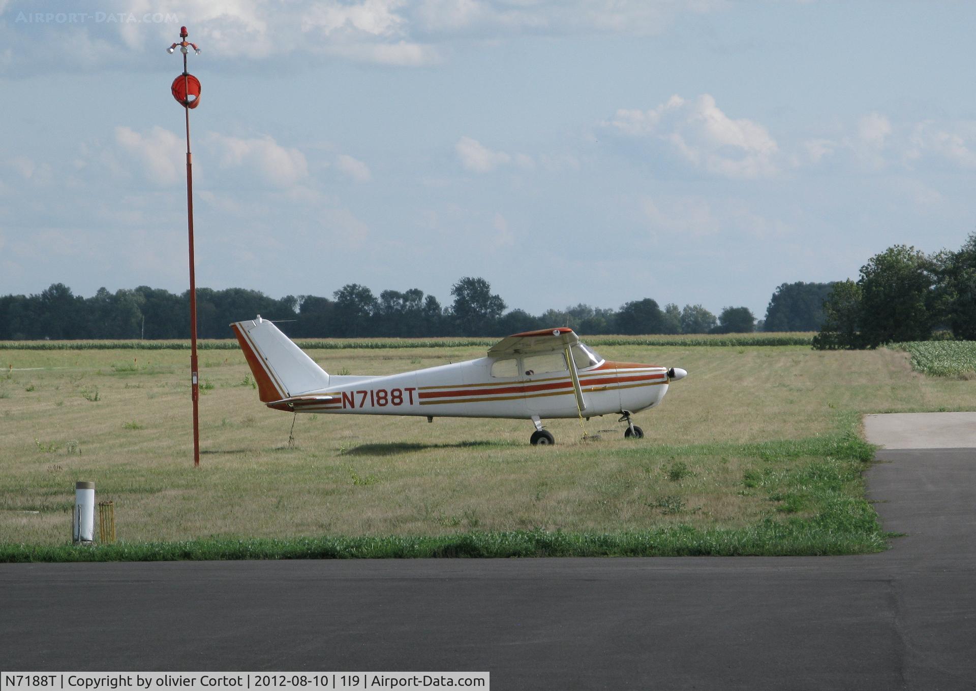 N7188T, 1959 Cessna 172A C/N 46788, small aircraft in a small airport