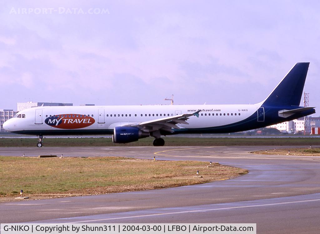 G-NIKO, 2000 Airbus A321-211 C/N 1250, Taxiing holding point rwy 32R in basic Airtours International c/s