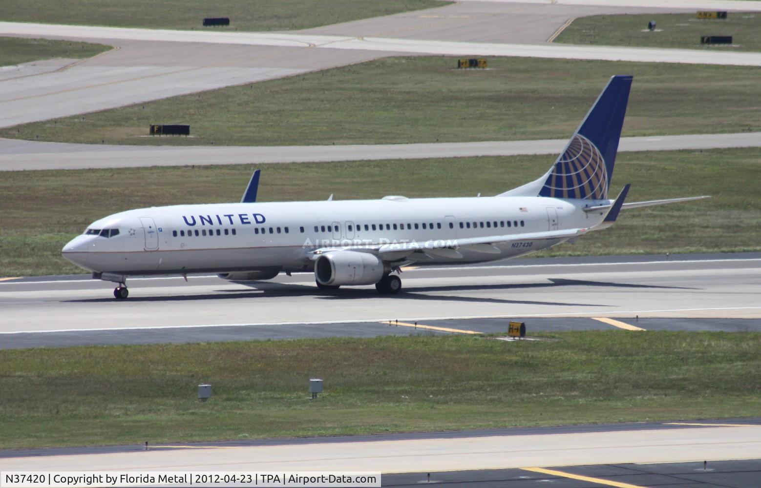 N37420, 2008 Boeing 737-924/ER C/N 33457, United 737-900