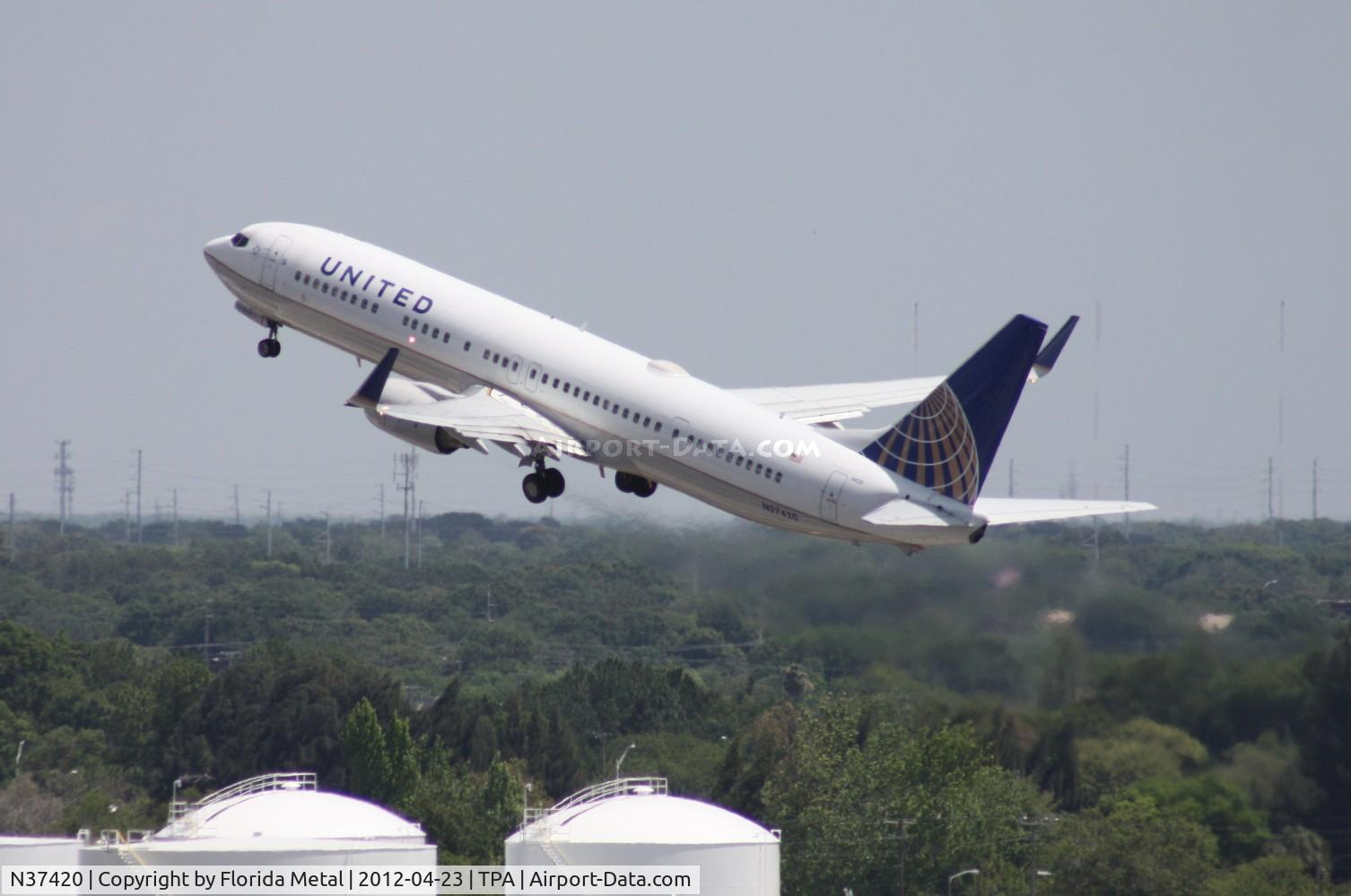 N37420, 2008 Boeing 737-924/ER C/N 33457, United 737-900
