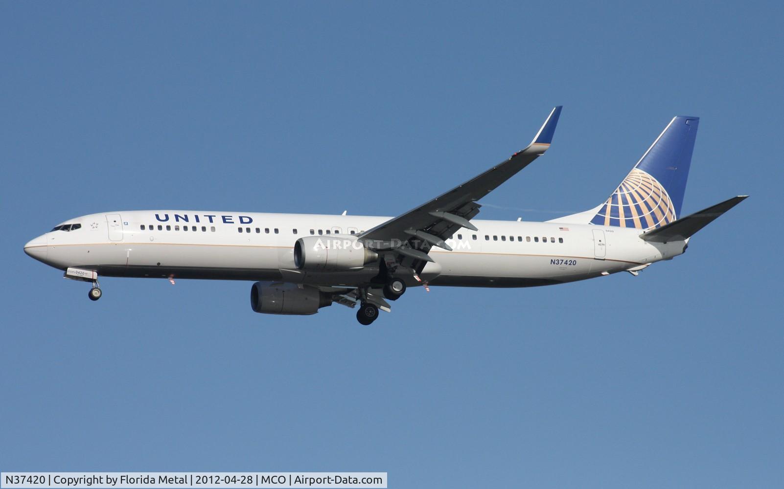 N37420, 2008 Boeing 737-924/ER C/N 33457, United 737-900
