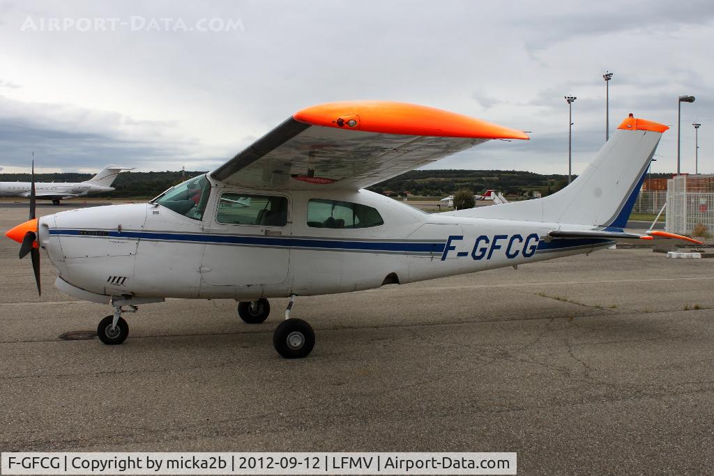 F-GFCG, Cessna 210N Centurion C/N 21064148, Parked