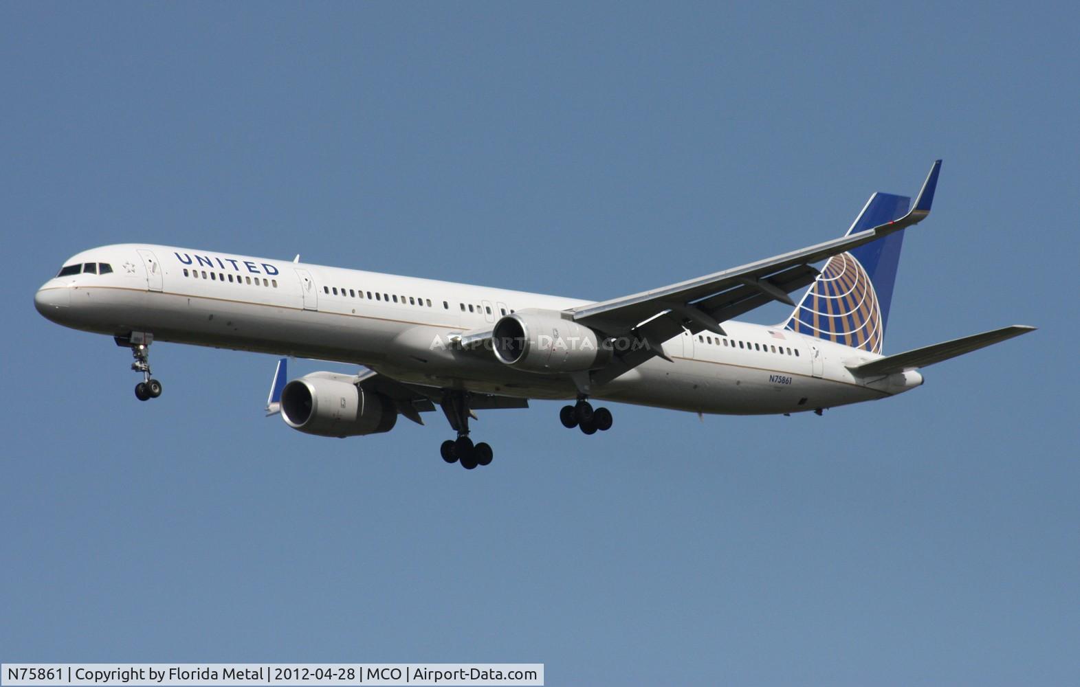 N75861, 2001 Boeing 757-33N C/N 32585, United 757-300