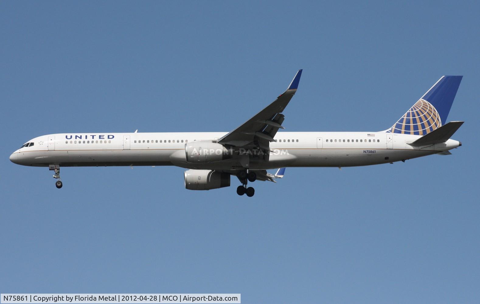 N75861, 2001 Boeing 757-33N C/N 32585, United 757-300
