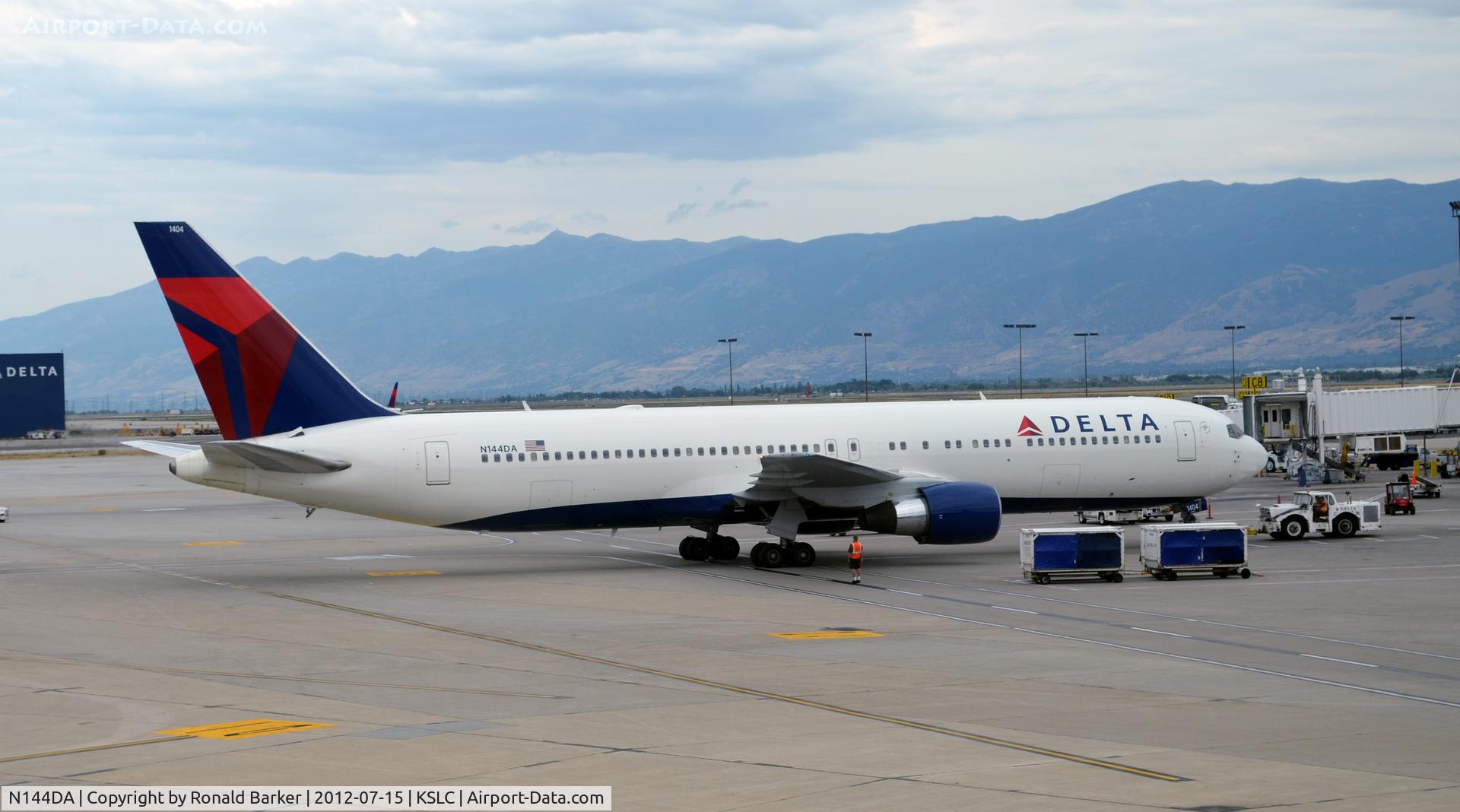N144DA, 1999 Boeing 767-332 C/N 27584, Pushback SLC