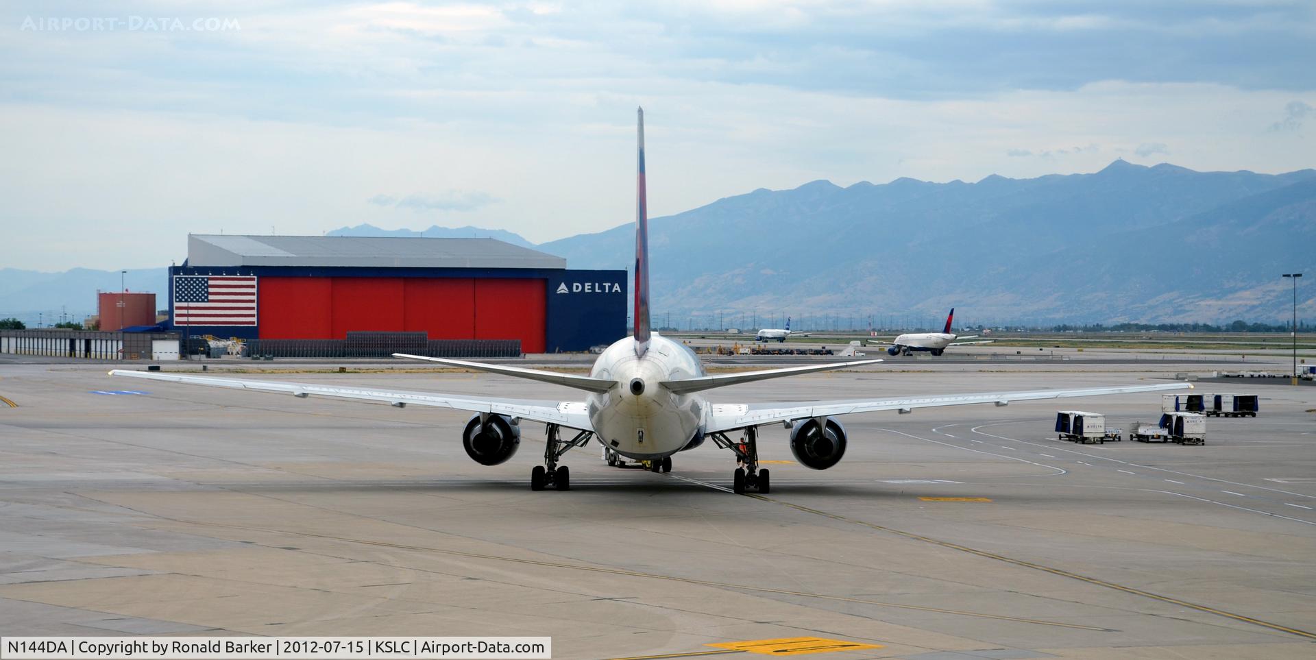 N144DA, 1999 Boeing 767-332 C/N 27584, Taxi SLC