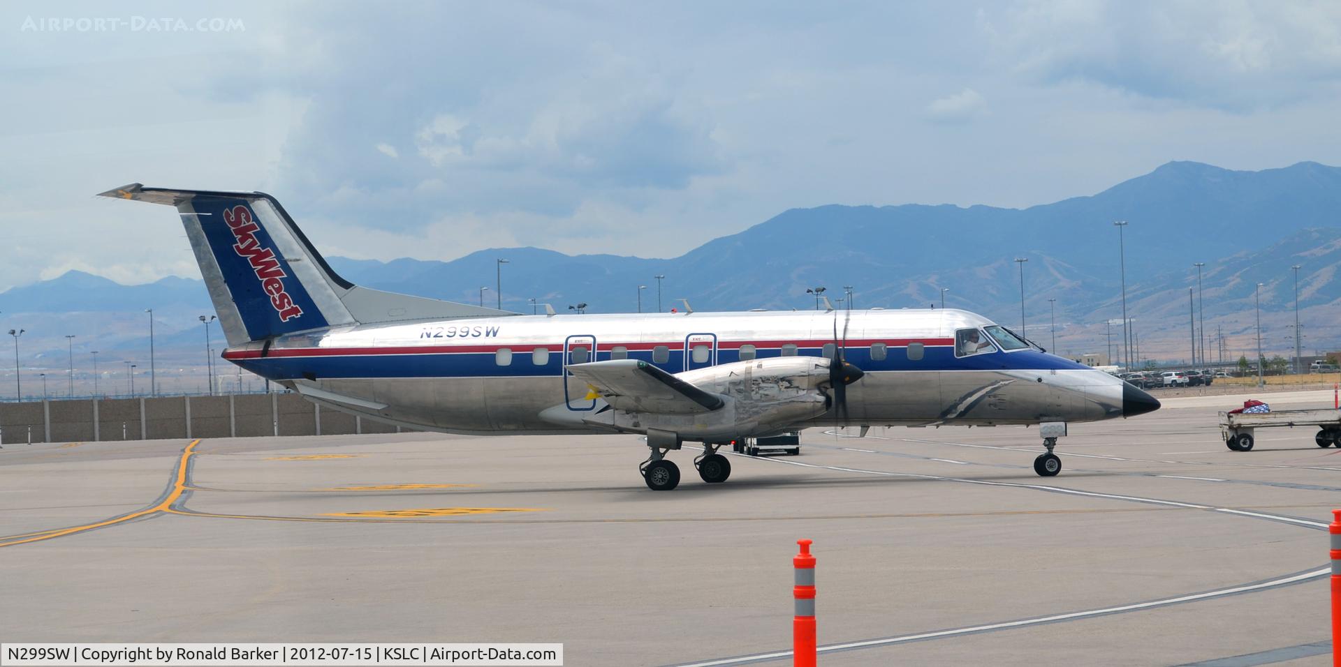 N299SW, 1997 Embraer EMB-120ER Brasilia C/N 120.329, Taxoi SLC