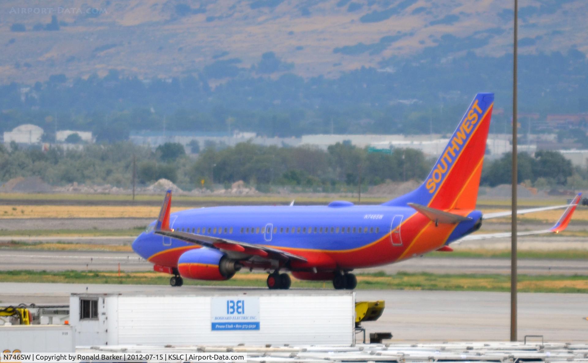 N746SW, 1999 Boeing 737-7H4 C/N 29798, Taxi SLC
