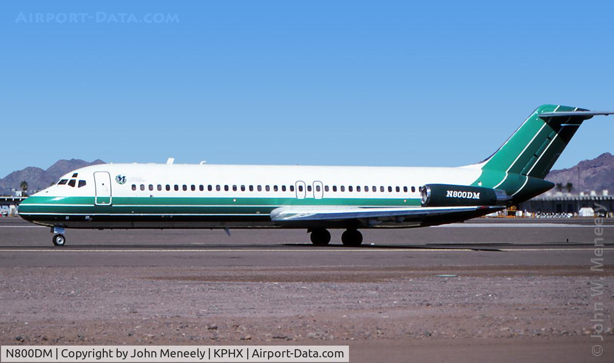 N800DM, 1971 Douglas DC-9-32 C/N 47466, Dallas Mavericks' DC-9 at PHX in October 1997