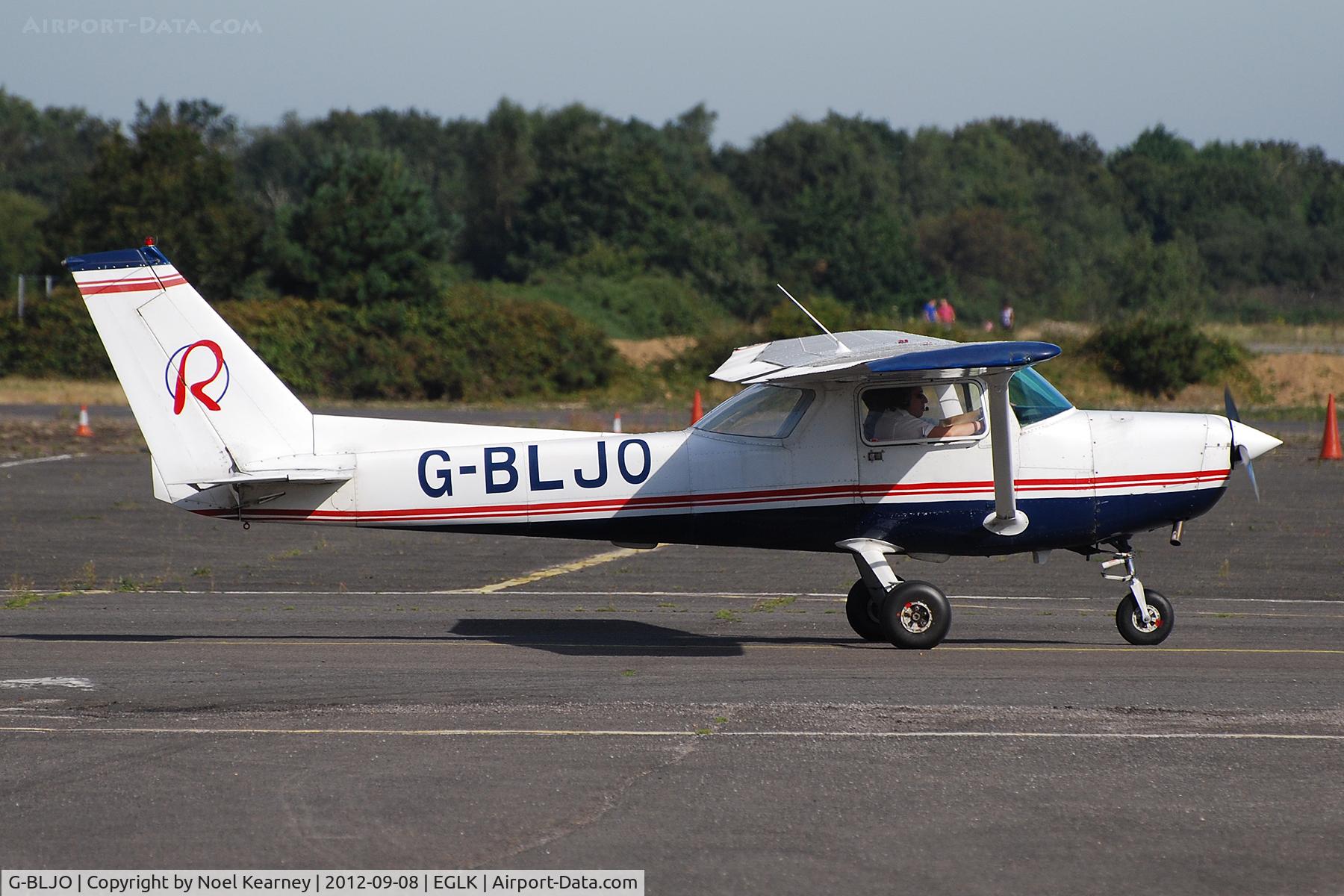 G-BLJO, 1979 Reims F152 C/N 1627, Taxi-ing on the apron at Blackbushe.