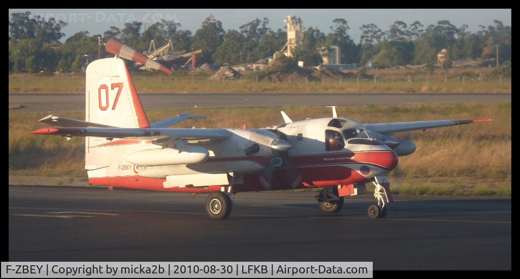 F-ZBEY, Grumman TS-2A/Conair Turbo Firecat C/N 400 (017), Taxiing