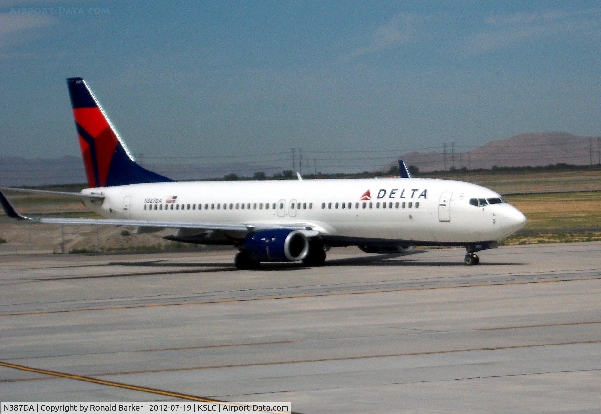 N387DA, 2000 Boeing 737-832 C/N 30374, Taxi SLC