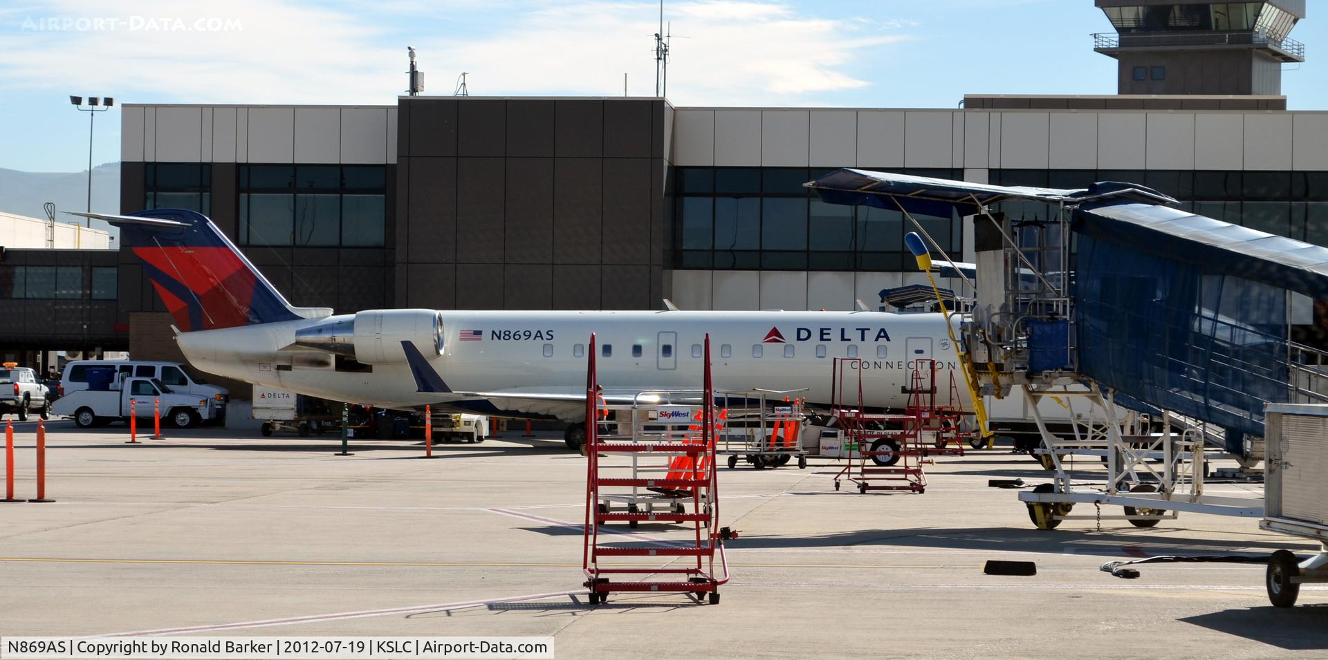 N869AS, 2001 Bombardier CRJ-200ER (CL-600-2B19) C/N 7479, SLC UT