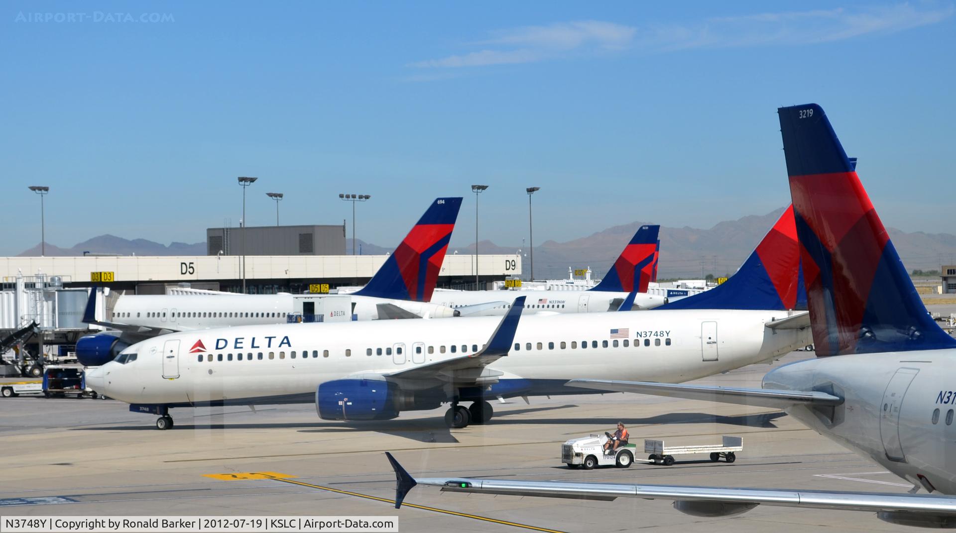 N3748Y, 2001 Boeing 737-832 C/N 30489, Taxi SLC