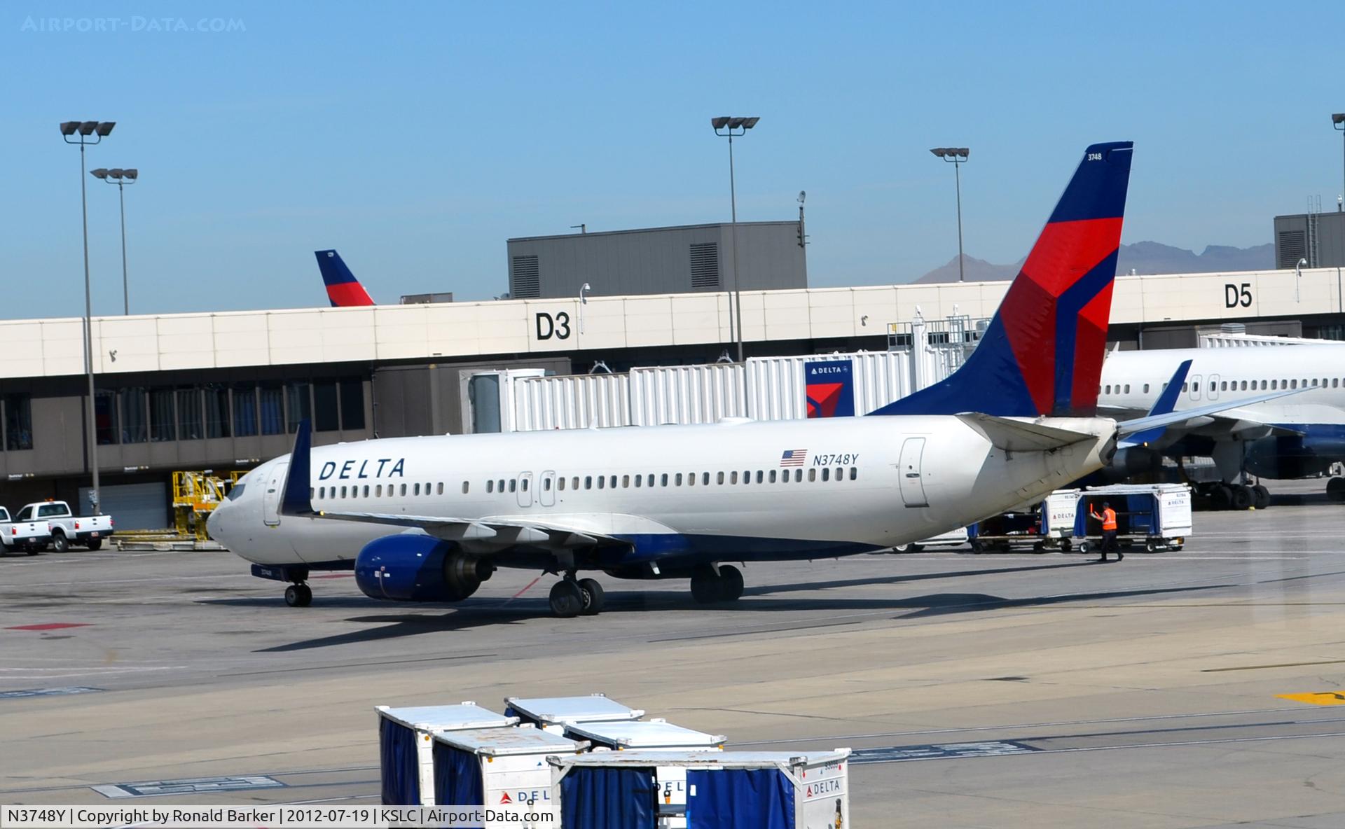 N3748Y, 2001 Boeing 737-832 C/N 30489, Taxi SLC