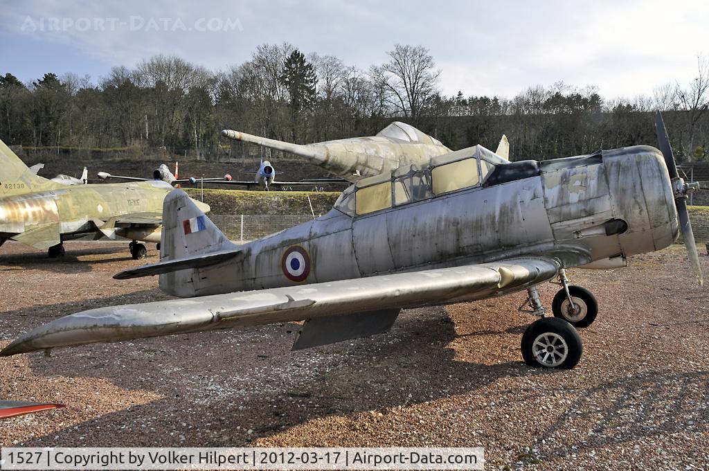 1527, North American AT-6C Harvard IIA C/N 88-10675, at savigny-les-Beaune