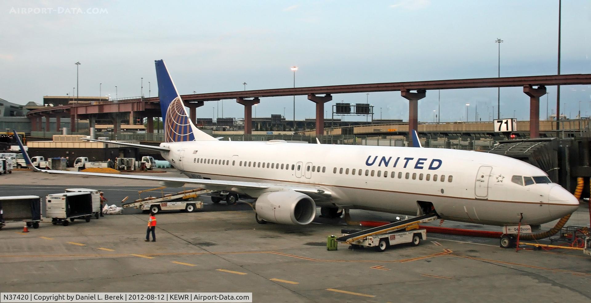 N37420, 2008 Boeing 737-924/ER C/N 33457, This United Boeing 737-900 is preparing for the 7:25 a.m. flight to San Juan, PR.