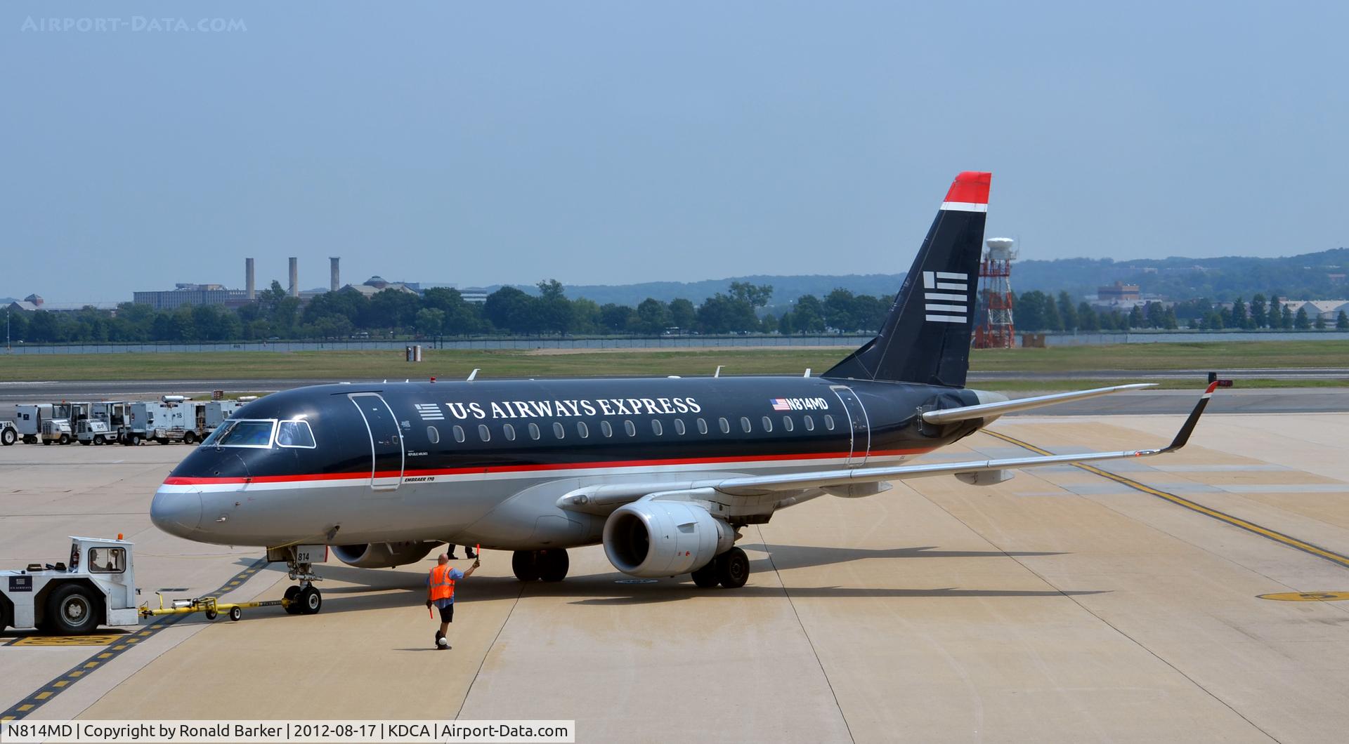 N814MD, 2004 Embraer 170SU (ERJ-170-100SU) C/N 17000033, Push back DCA
