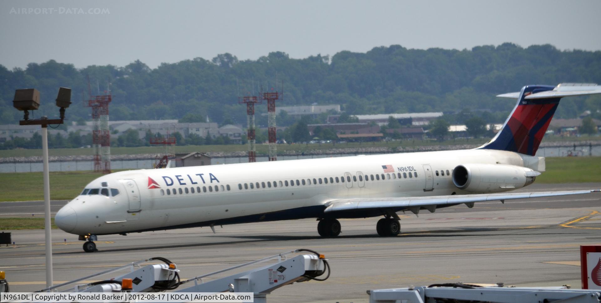 N961DL, 1990 McDonnell Douglas MD-88 C/N 49980, Taxi DCA