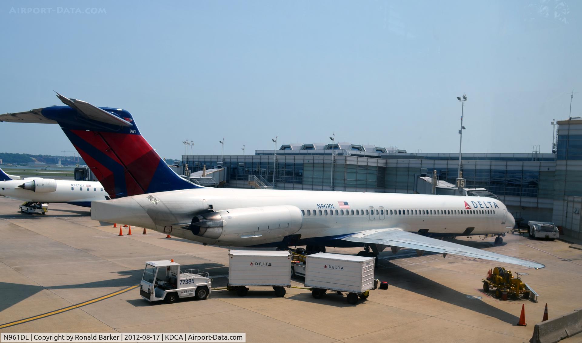 N961DL, 1990 McDonnell Douglas MD-88 C/N 49980, DCA VA