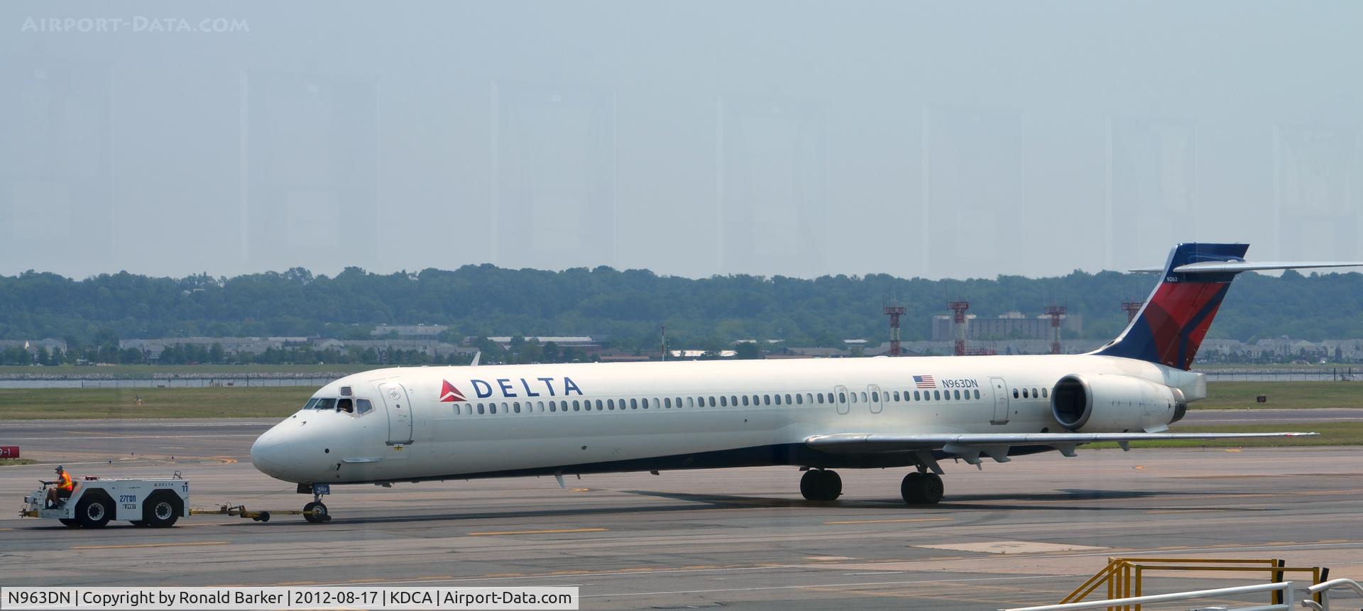 N963DN, 1998 McDonnell Douglas MD-90-30 C/N 53533, Taxi DCA