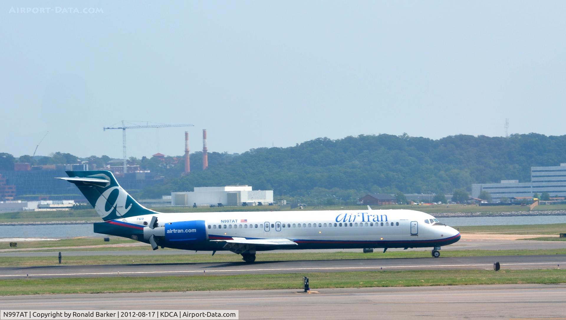 N997AT, 2002 Boeing 717-200 C/N 55141, Landing DCA