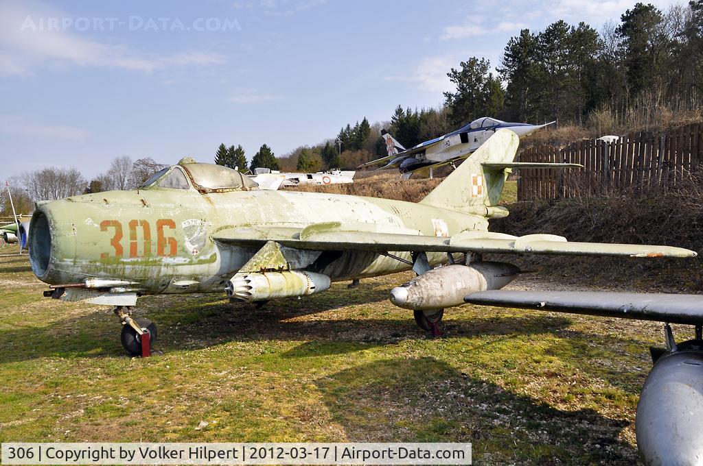 306, PZL-Mielec Lim-6bis C/N 1F-0306, at Savigny-les-Beaune