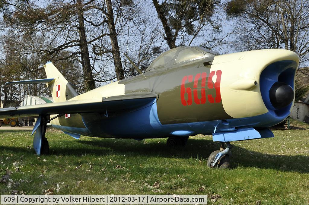 609, PZL-Mielec Lim-5P C/N 1D-0609, at Savigny-les-Beaune