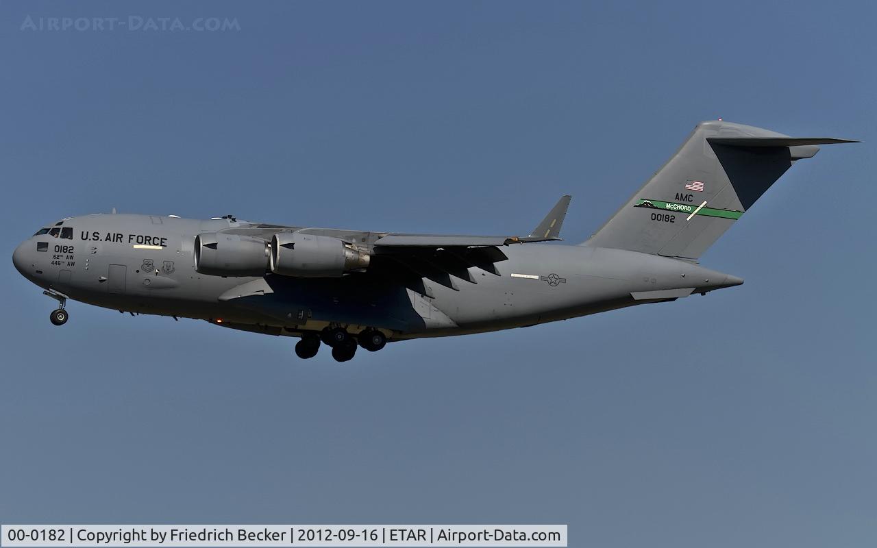 00-0182, 2000 Boeing C-17A Globemaster III C/N P-82, on final RW27
