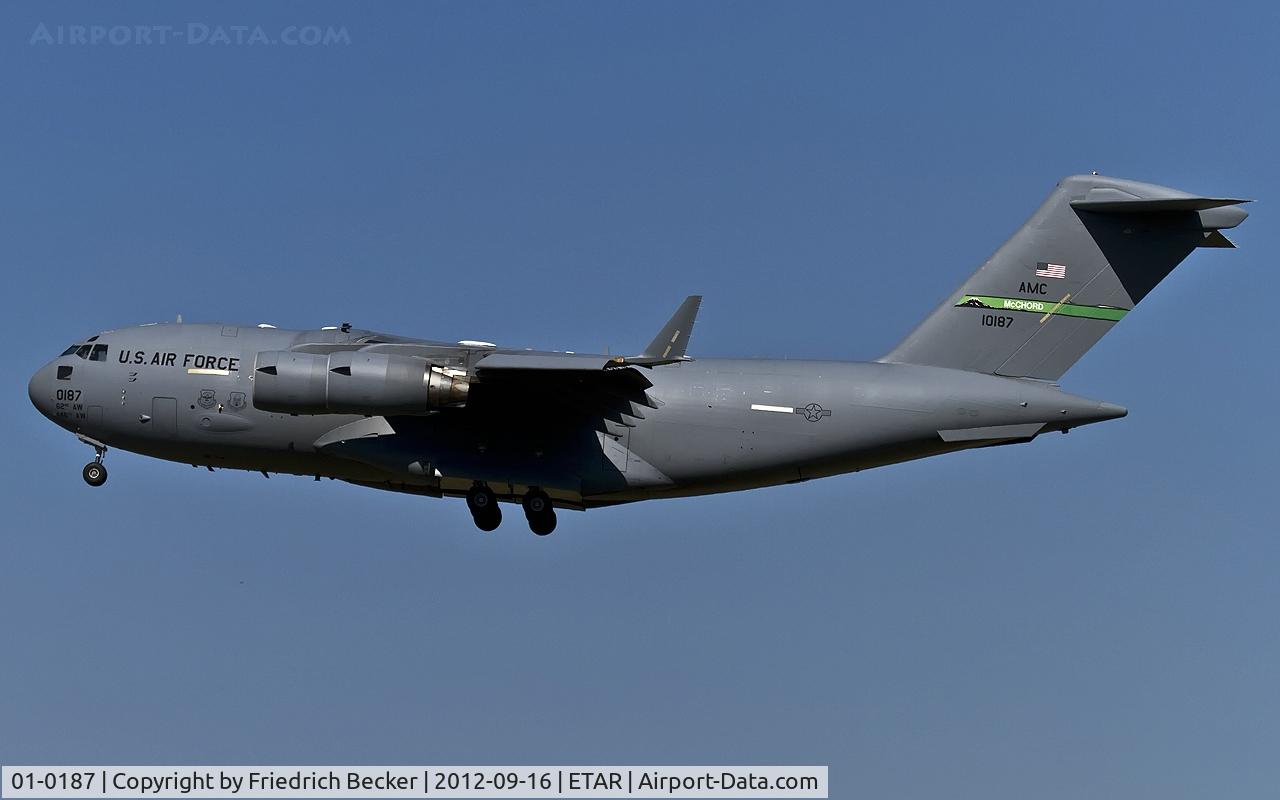 01-0187, 2001 Boeing C-17A Globemaster III C/N P-87, on final RW27