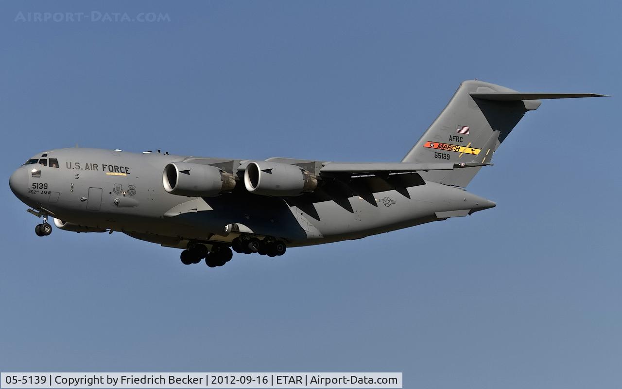 05-5139, Boeing C-17A Globemaster III C/N P-139, on final RW27