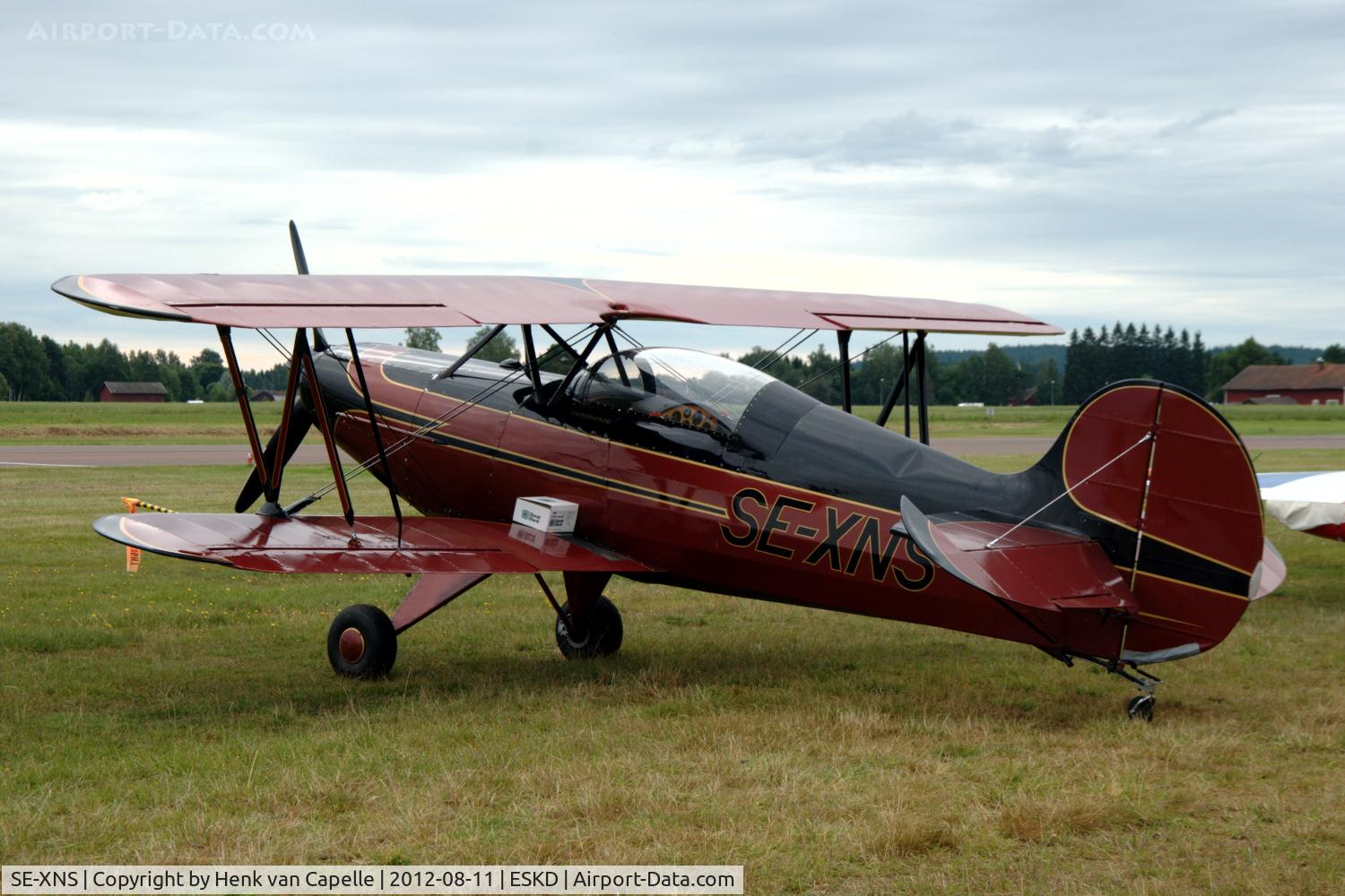 SE-XNS, 1982 Steen Skybolt C/N 1-865, Steen Skybolt parked at Dala-Järna airfield, Sweden. Note the big dent behind the cockpit.