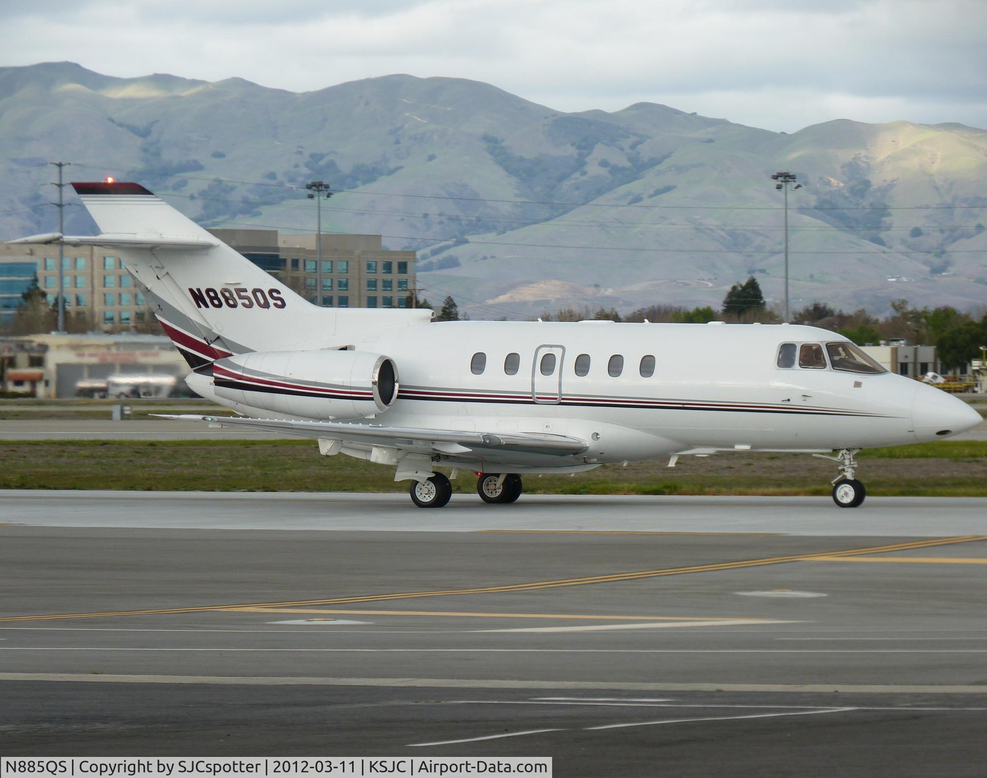 N885QS, 2005 Raytheon Hawker 800XP C/N 258743, Taxing on W at SJC.
