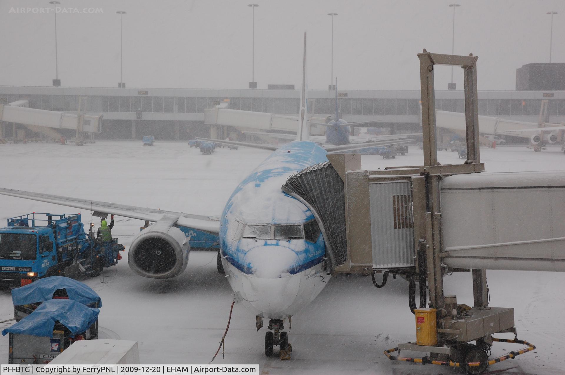 PH-BTG, 1994 Boeing 737-406 C/N 27233, A bit of deicing was needed before we were able to leave for our trip to the Sahara desert.