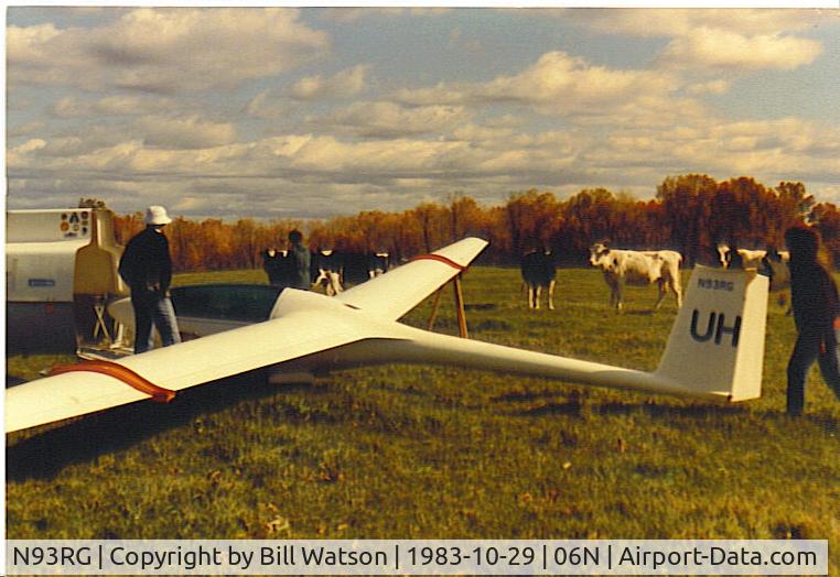 N93RG, 1976 Molino Oy PIK-20B C/N 20103, Off field landing aux vaches (with the cows)
Across interstate highway from Randall Airport, Middletown NY