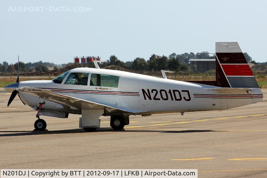 N201DJ, 1976 Mooney M20J 201 C/N 24-0050, Parking