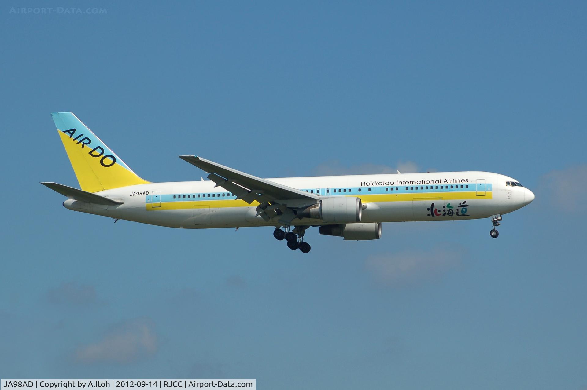 JA98AD, 1998 Boeing 767-33A/ER C/N 27476, AIR DO  Final Approach to RJCC-New Chitose- Rwy 19L