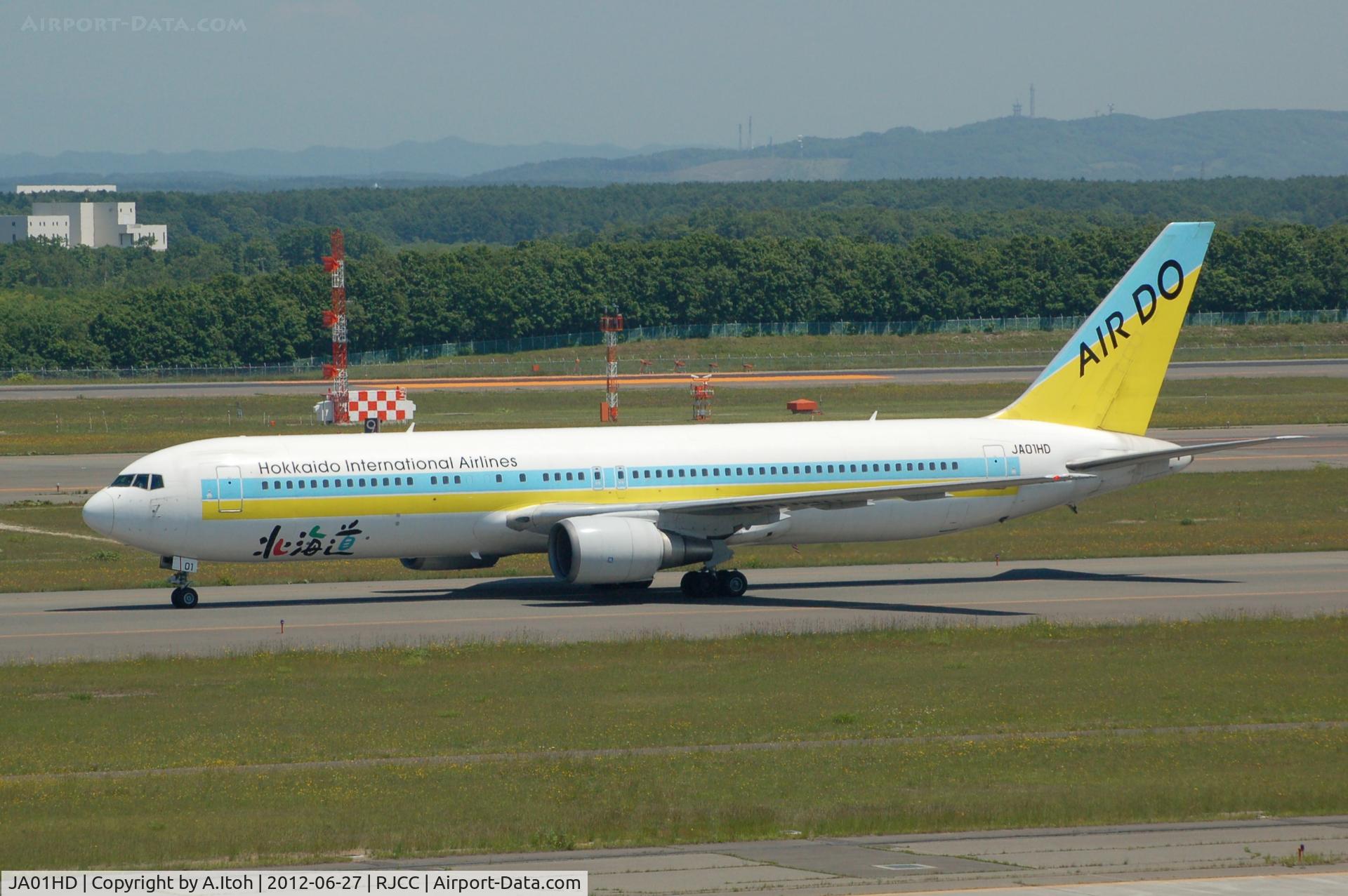 JA01HD, 1998 Boeing 767-33A/ER C/N 28159, AIR DO B767  Taxiing at RJCC -New Chitose -