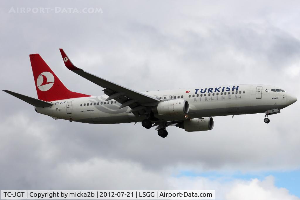 TC-JGT, 2006 Boeing 737-8F2 C/N 34417, Landing