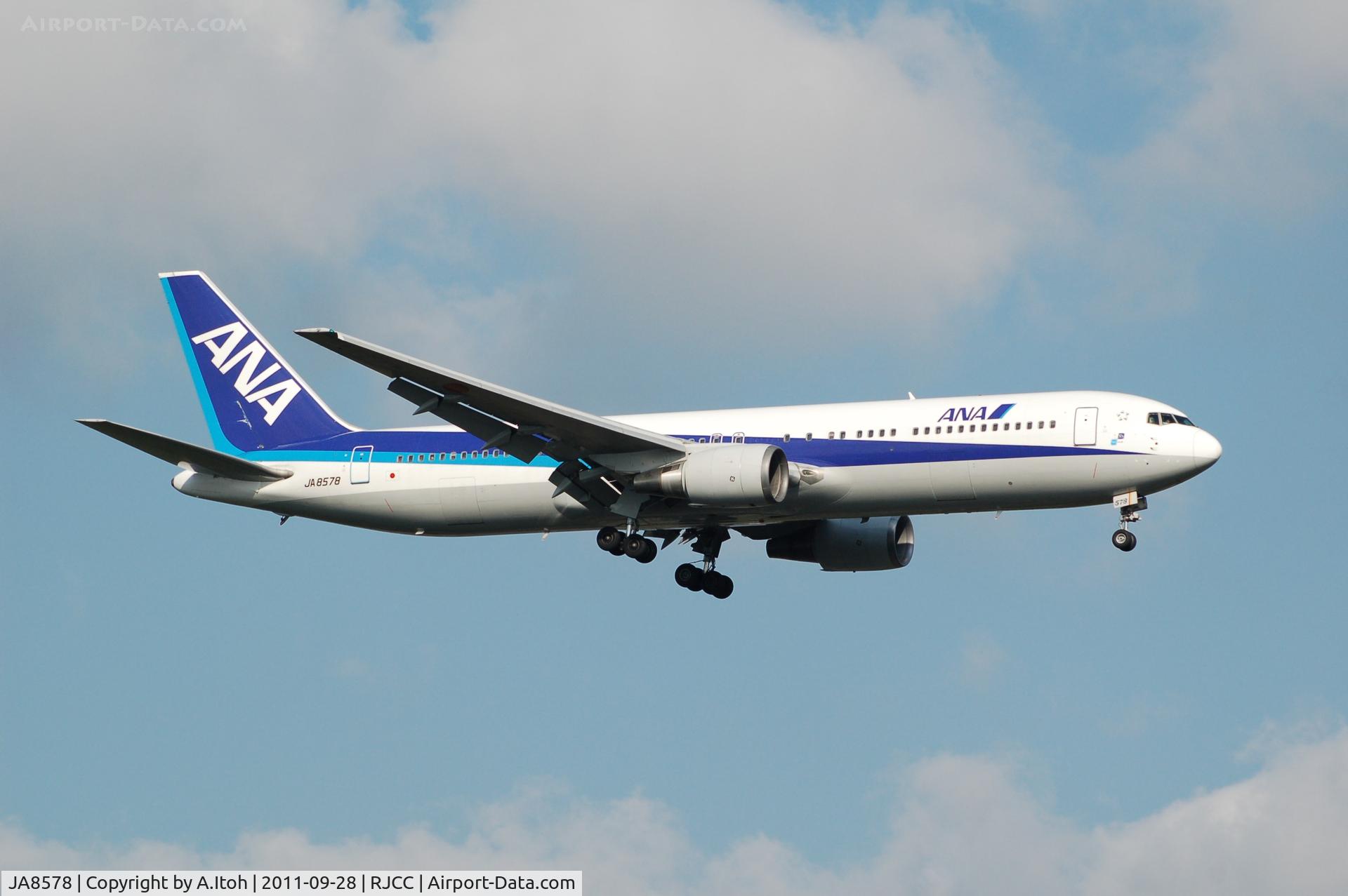 JA8578, 1993 Boeing 767-381 C/N 25658, ANA  Final Approach Rwy 19L  NewChirtose