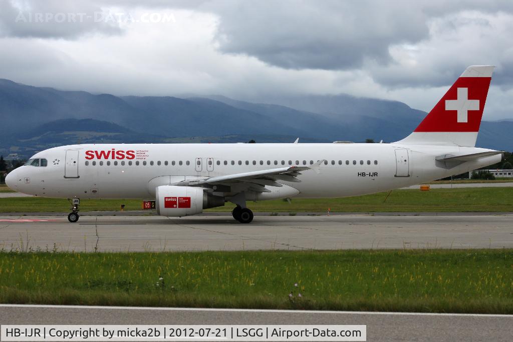 HB-IJR, 1997 Airbus A320-214 C/N 0703, Taxiing