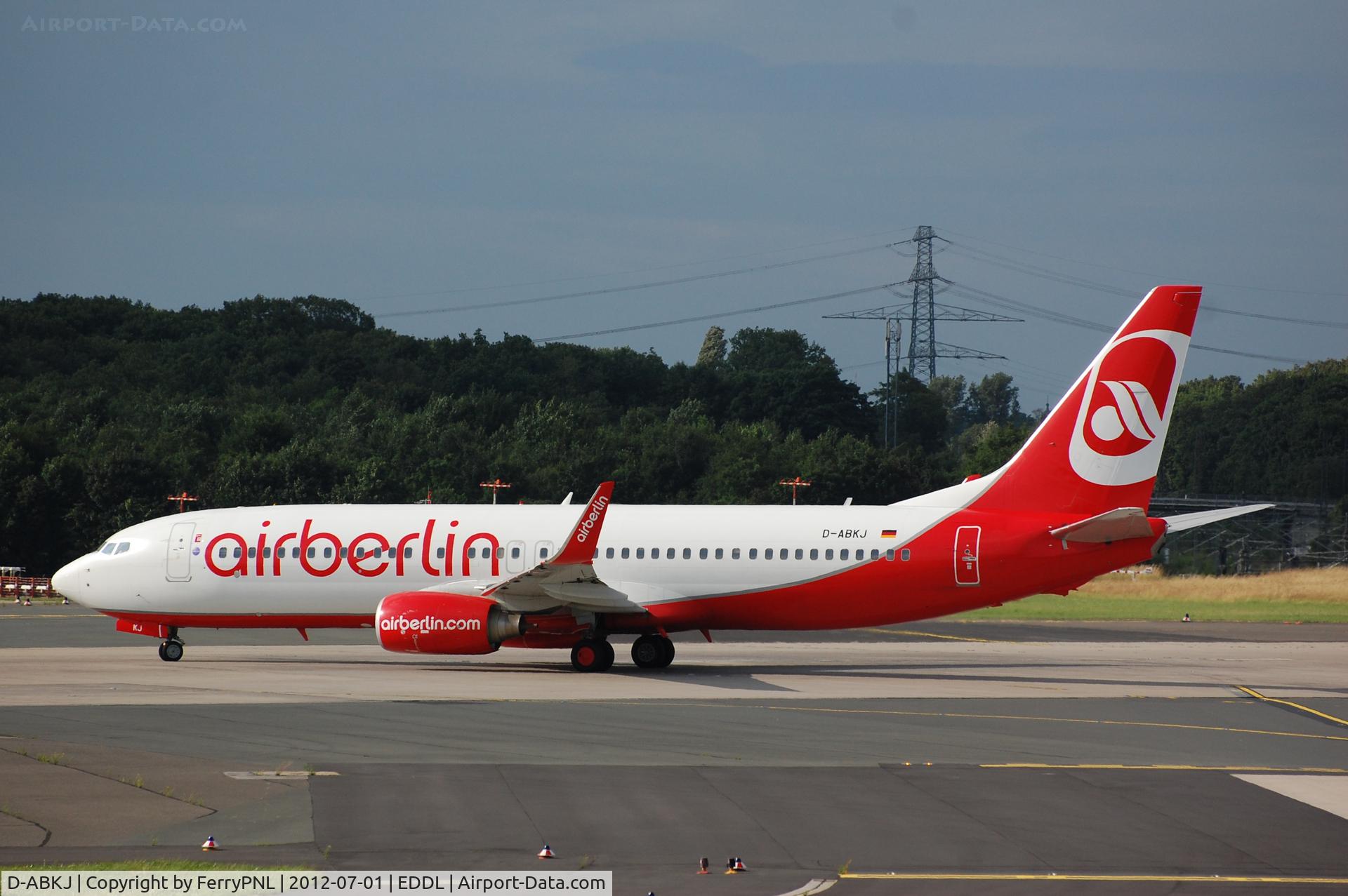 D-ABKJ, 2010 Boeing 737-86J C/N 37749, Lining up 23L