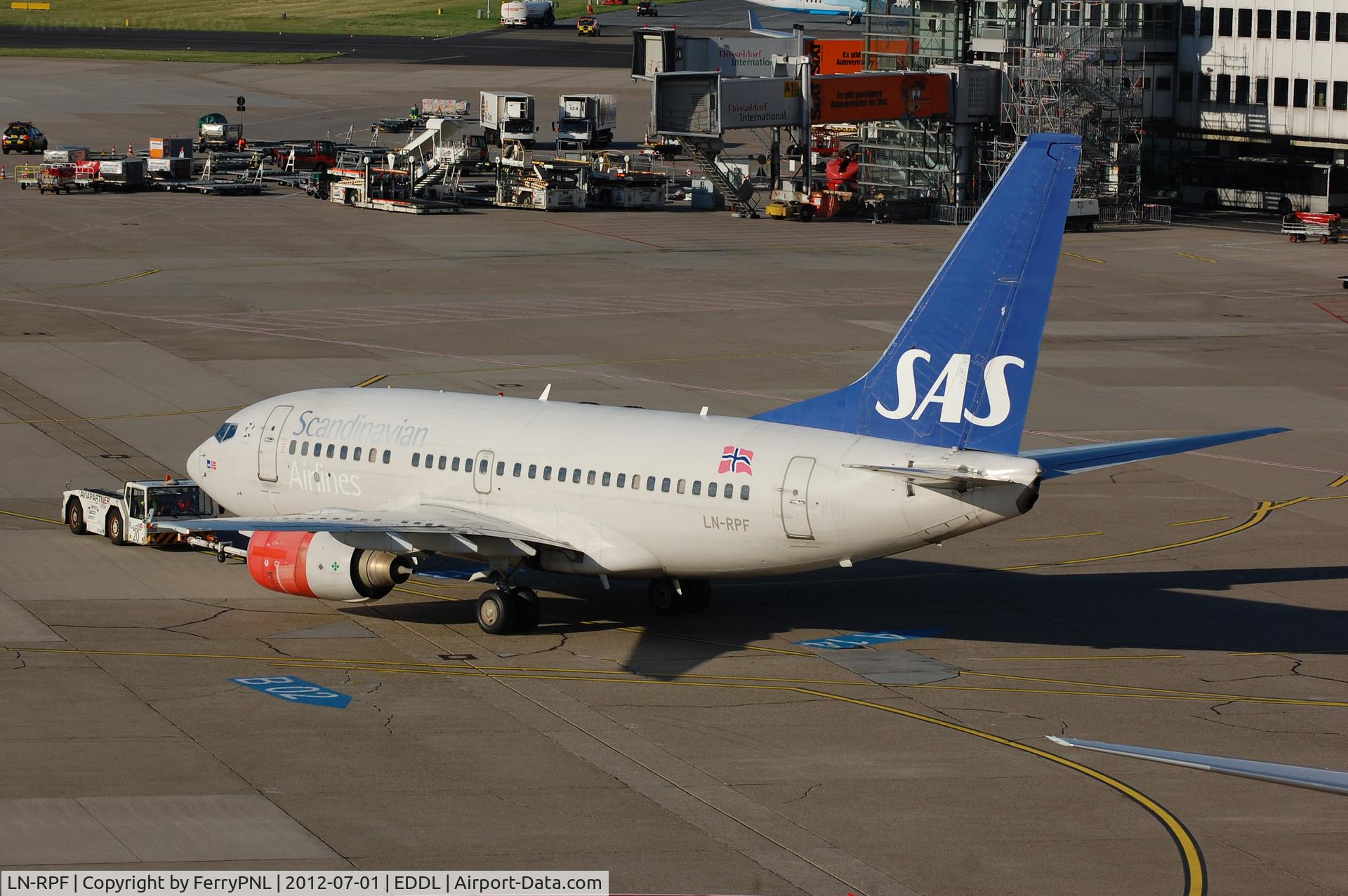 LN-RPF, 1999 Boeing 737-683 C/N 28307, Push back in nice evening light, Dusseldorf.