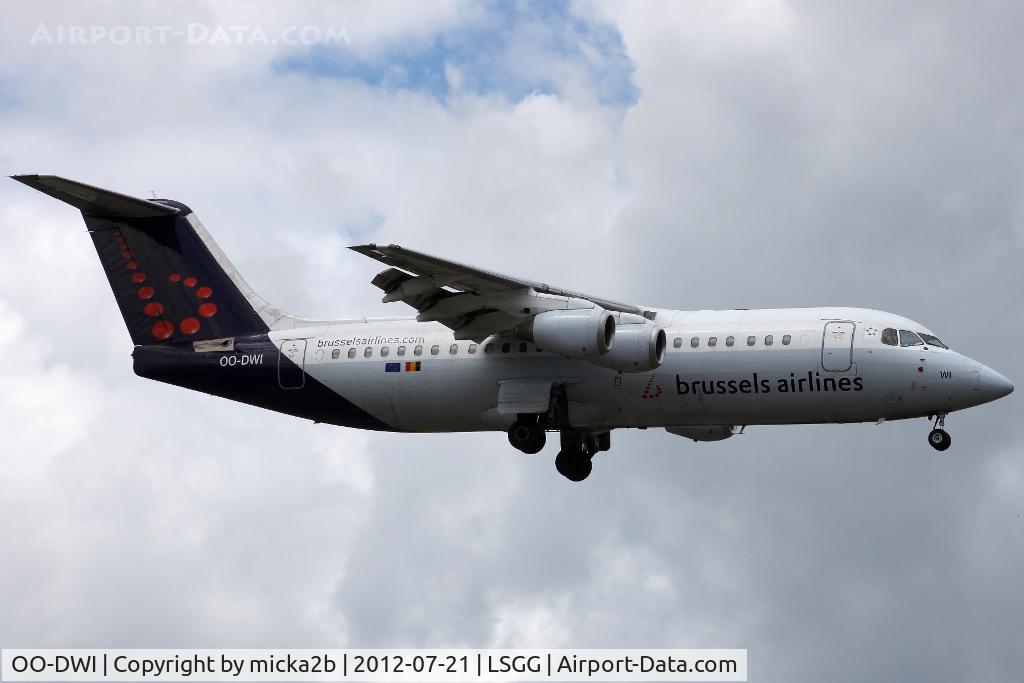 OO-DWI, 1999 British Aerospace Avro 146-RJ100 C/N E3342, Landing
