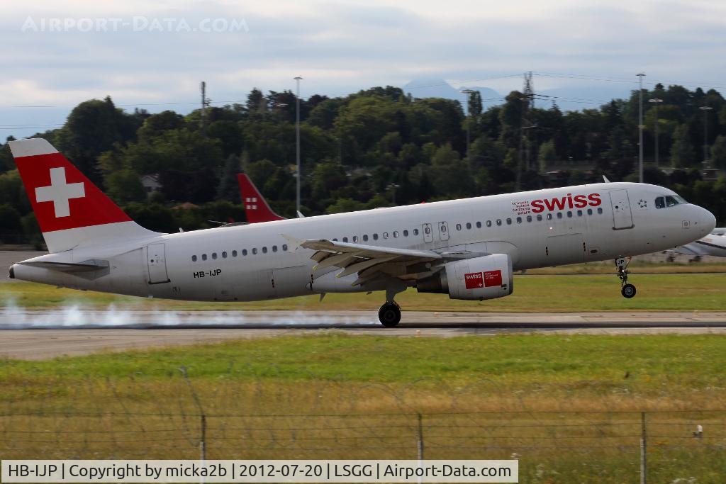 HB-IJP, 1997 Airbus A320-214 C/N 681, Landing