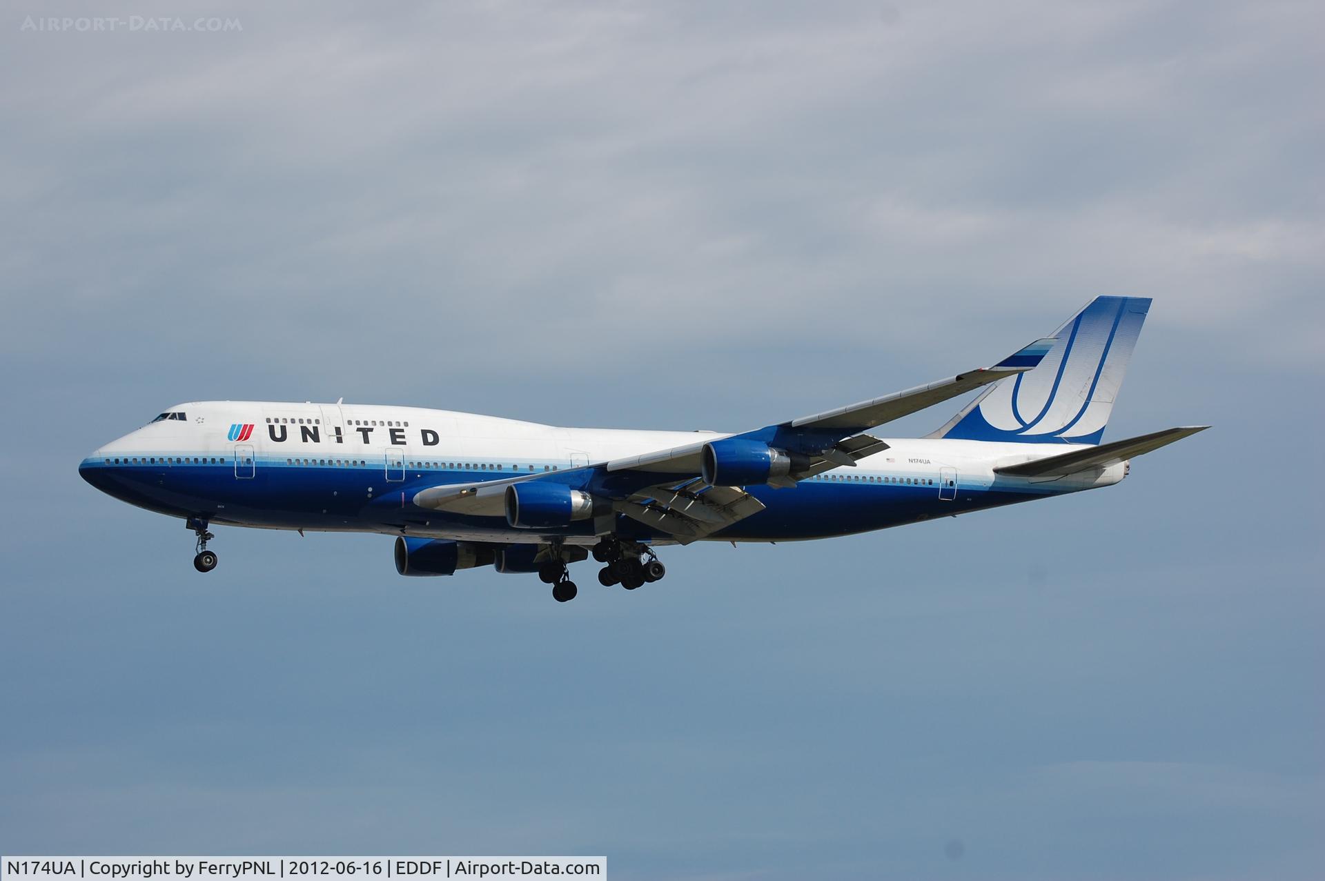 N174UA, 1990 Boeing 747-422 C/N 24381, Over the highway in FRA