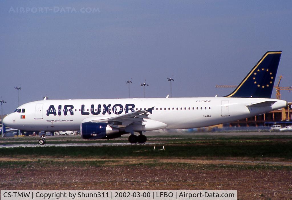 CS-TMW, 2001 Airbus A320-214 C/N 1667, Lining up rwy 32R for departure...